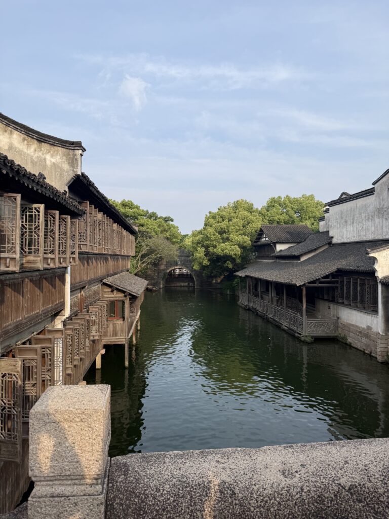 经典的乌镇水巷画面，木窗正对着河水。