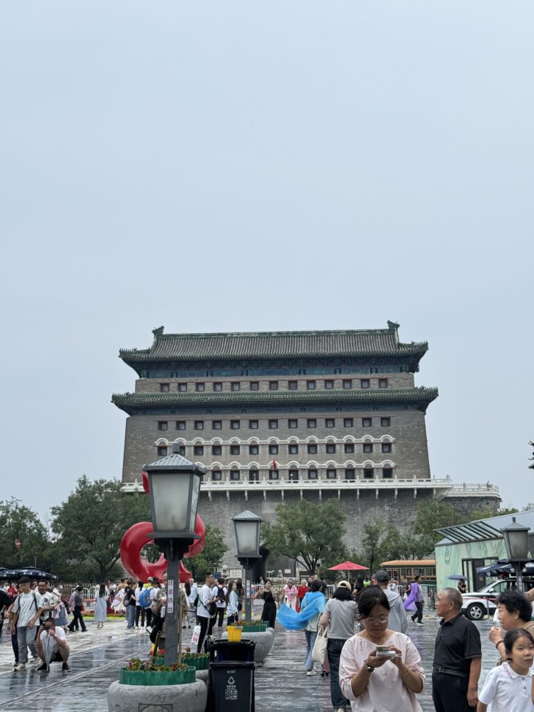 雨后，城楼下流动的人群。