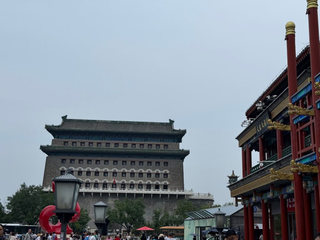 城楼和红色柱子同在一个画面里。