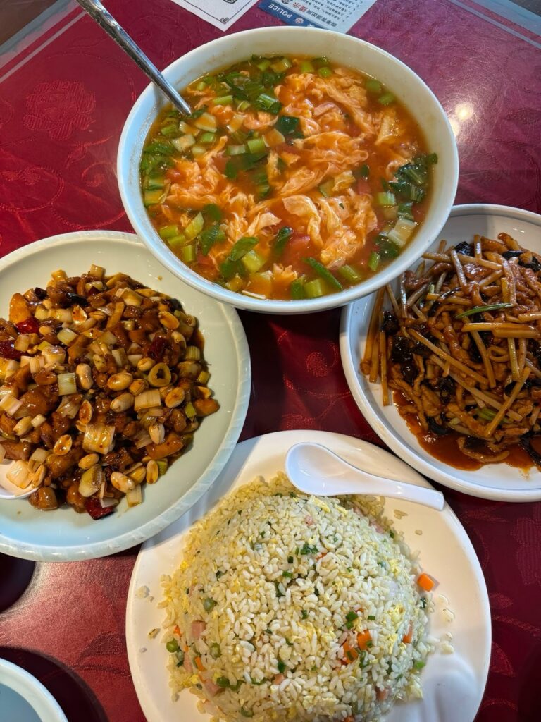 有炒饭、汤和几道菜的一顿热饭。